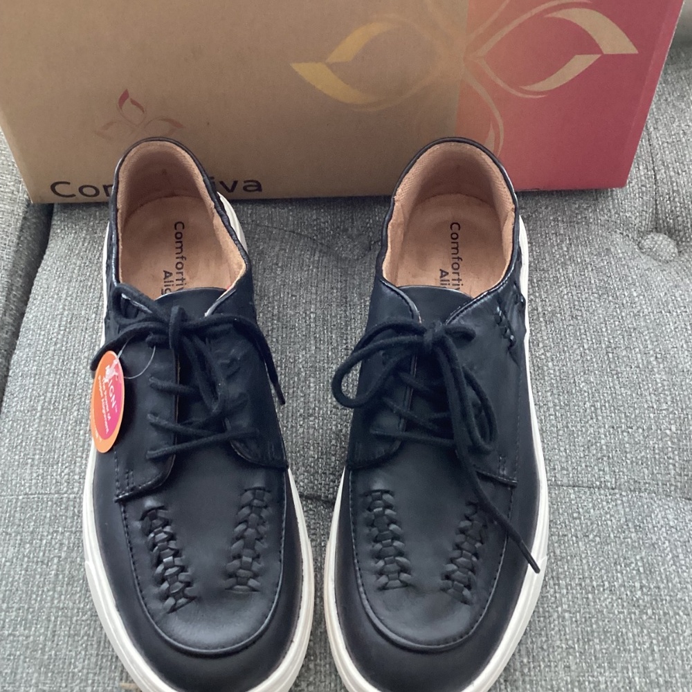 Comfortiva Thayer Apron Toe Sneaker (Women) 8.5M - Picture 6 of 12